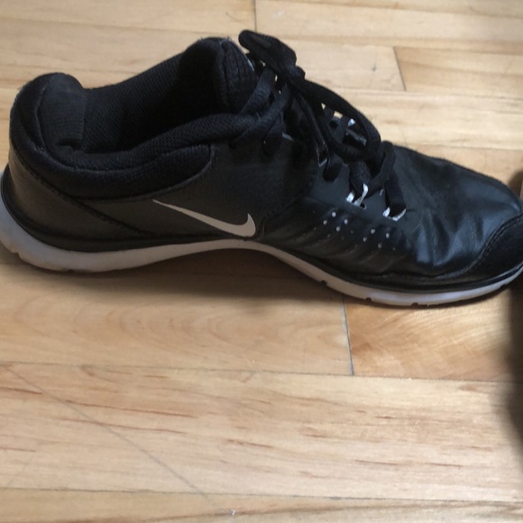 NIKE black/white sneakers. Size 7.5. Fit like 6.5. - Picture 4 of 4